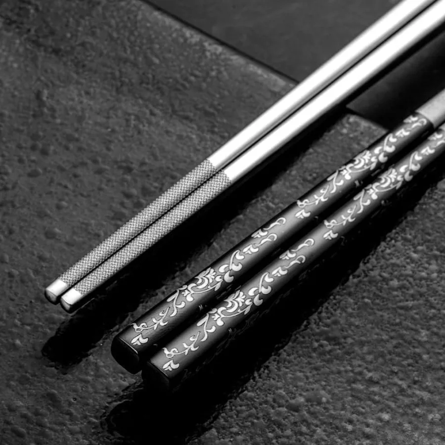 عيدان تناول الطعام المعدنية مع علبة عيدان تناول الطعام المصنوعة من الفولاذ المقاوم للصدأ مطلية بالتيتانيوم وقابلة لإعادة الاستخدام وخفيفة الوزن منقوشة نونسليب 18 10 كور #6