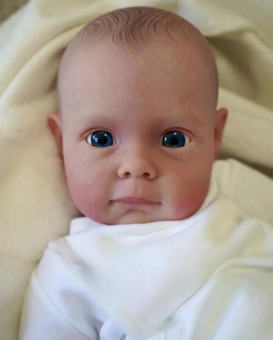 60 cm Maggie blauwe ogen zacht katoenen lichaam herboren pop handgeschilderd haar witte korte mouwen jumpsuit handgemaakte pop van hoge kwaliteit