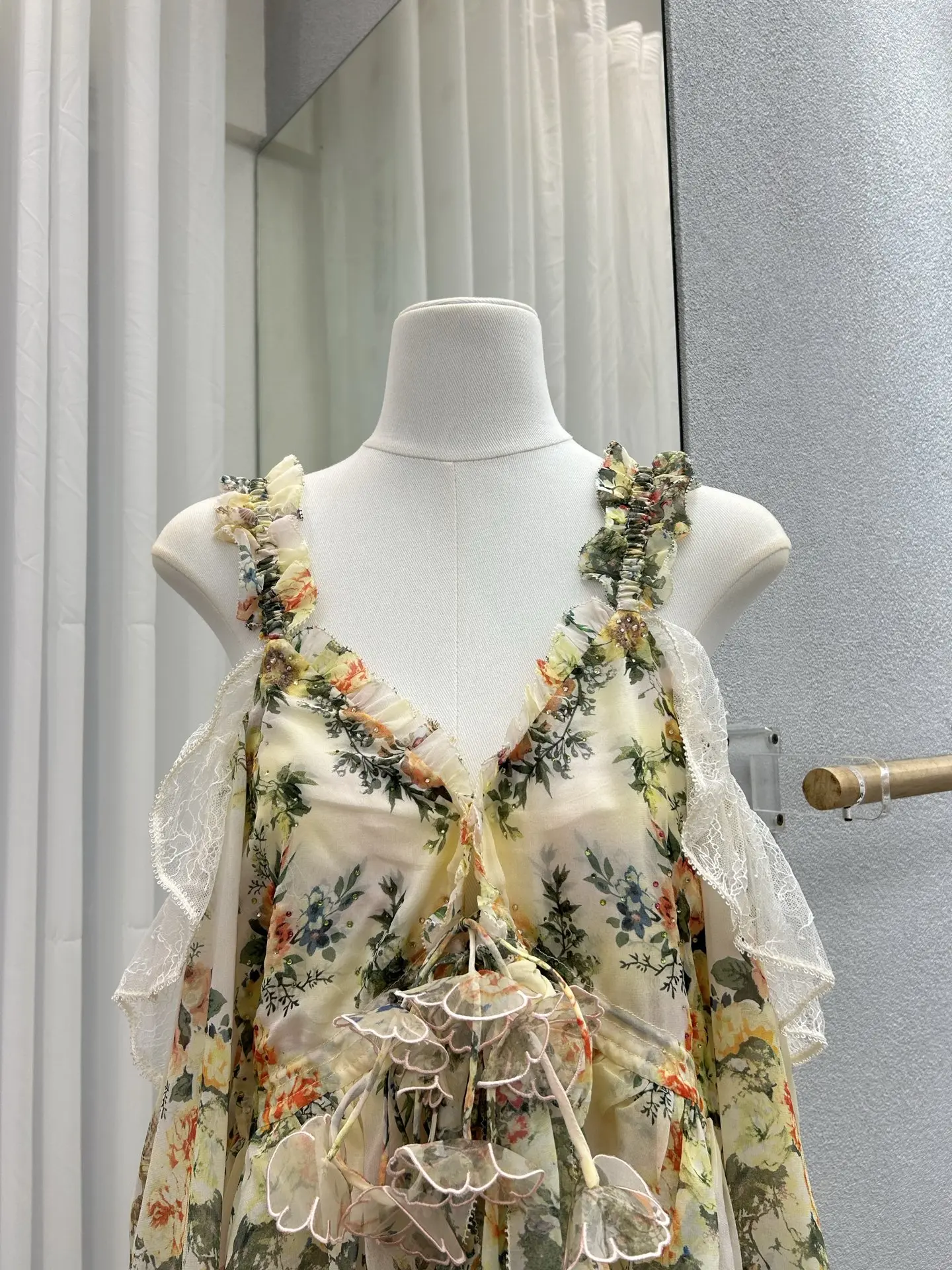 เสื้อผู้หญิงผ้าไหมแท้ 100% ลายดอกไม้ ปักลายลูกไม้ ตัดต่อผ้า แขนบานเปิดไหล่ สไตล์หรูหรา