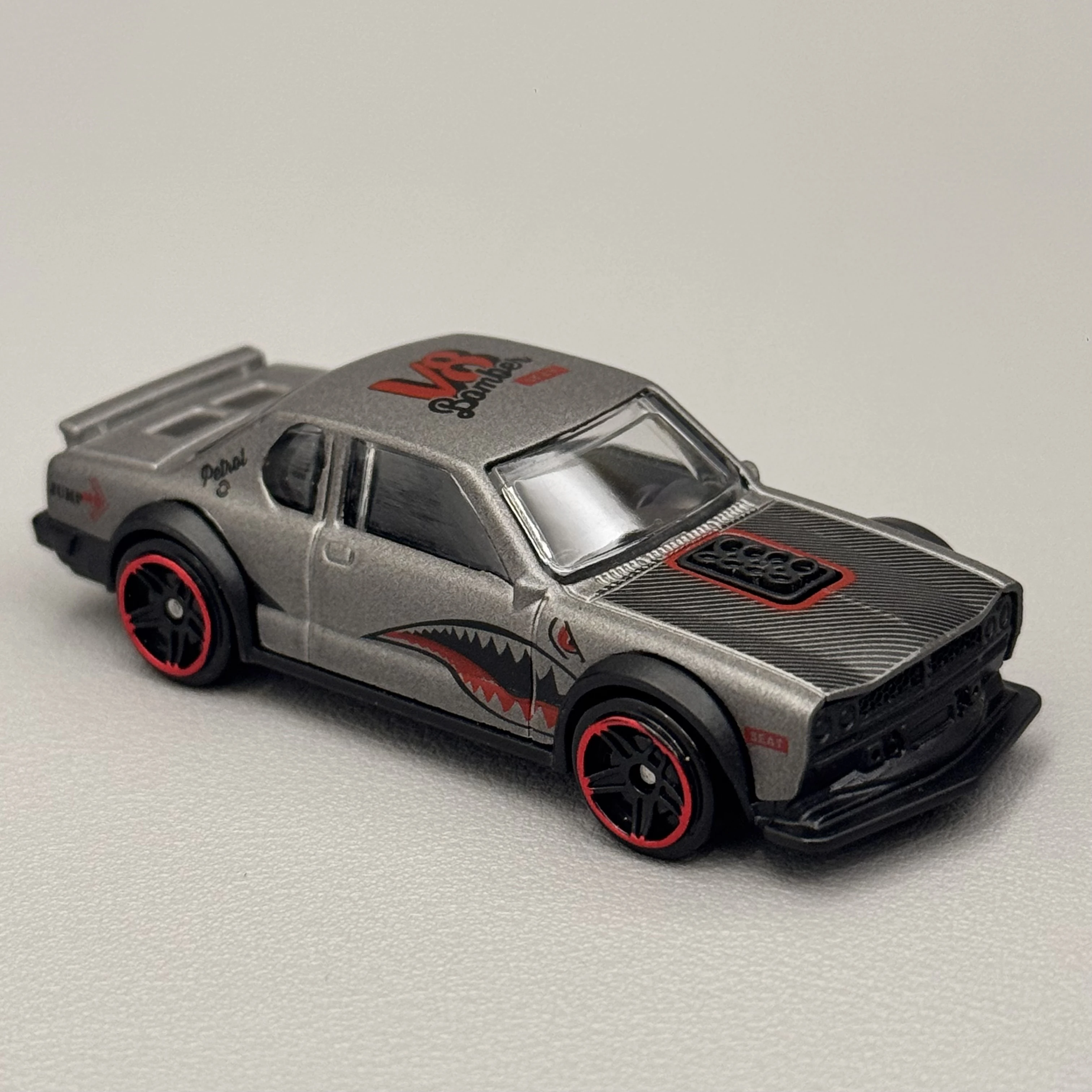 1/64 Classic Muscle Car Diecast Alloy Model Shark Mouth Livery Vintage Modified Vehicle Collectible Toy Gift for Boys Car Fans