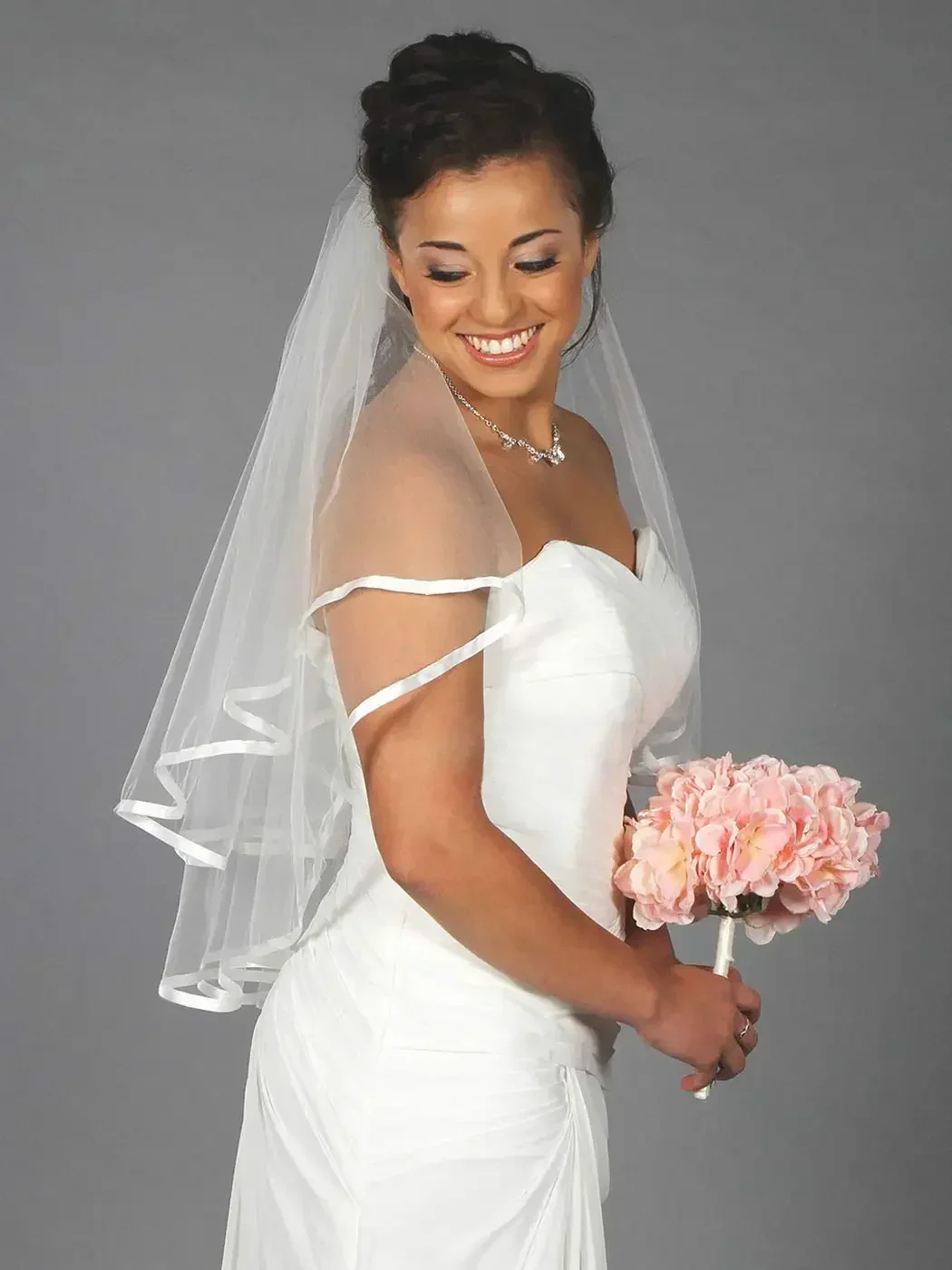 

Двухслойная свадебная фата для невесты, короткая, длиной до кончиков пальцев, из тюля с ленточным краем и гребнем, мягкая свадебная фата с гребнем для волос