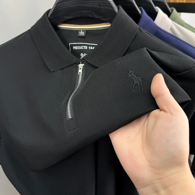 قميص بولو رجالي أصلي من المصمم بأكمام قصيرة وياقة بسحاب وشعار مطرز ناعم ومسامي ومريح ملابس رجالية صيفية غير رسمية