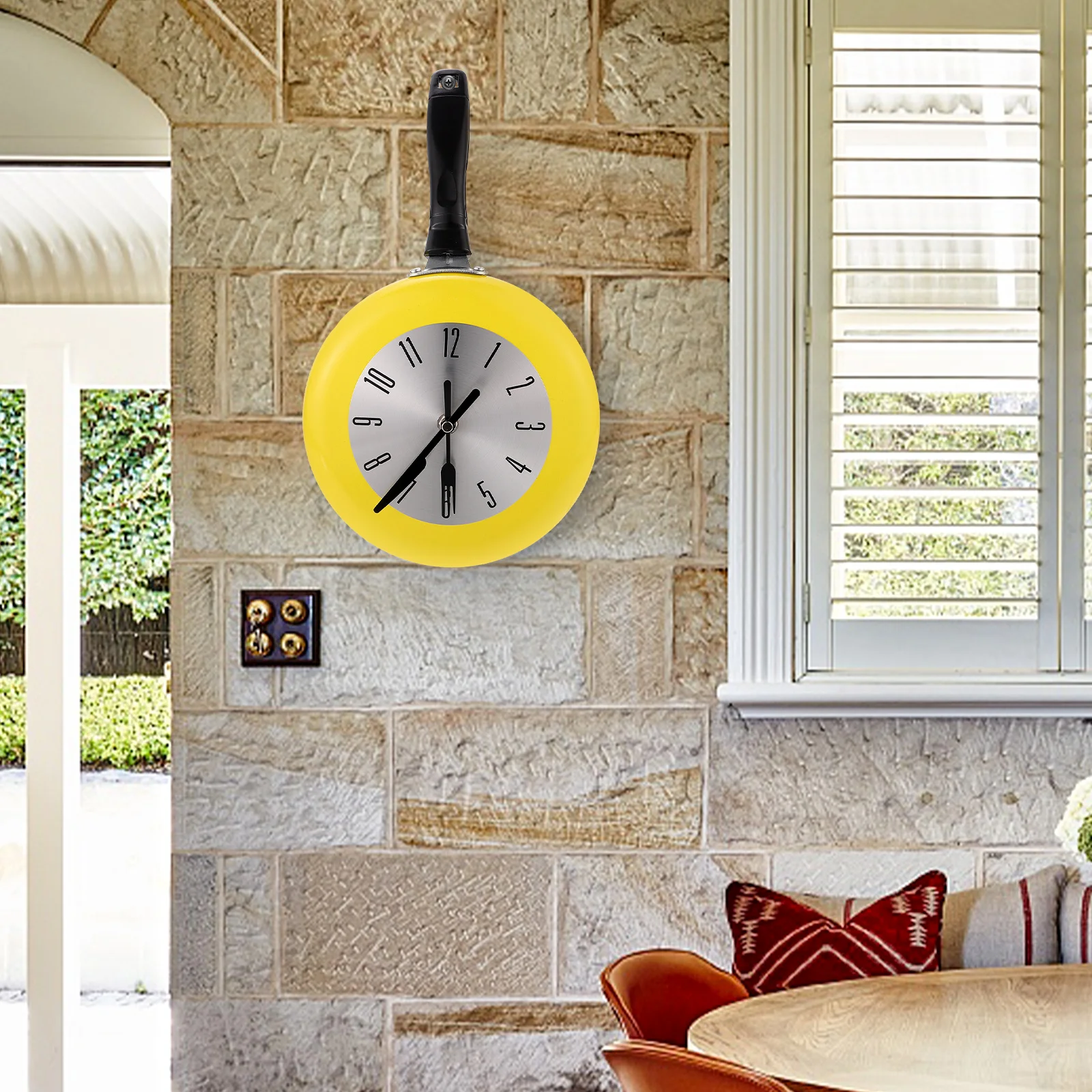 

Chic Frying Pan Clock Quartz Wall Clock Decorative Non Ticking Metal Hanging Clock with Exquisite Workmanship