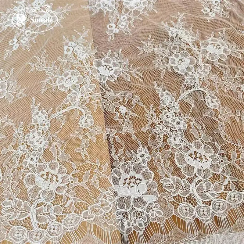 Handgefertigter Spitzenstoff mit französischer Blumenstickerei. Verwendet für Brautkleider und Nähzubehör. – Detail 3