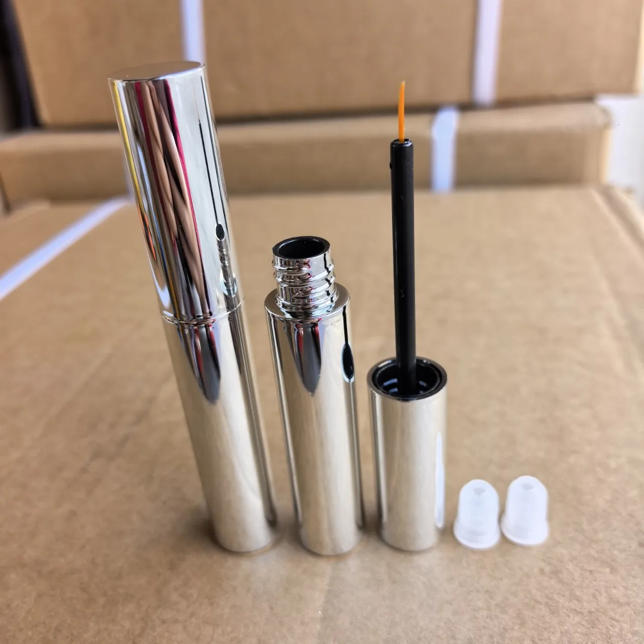 Helle silberne 10m leere Mascara-Tuben, Eyeliner- und Lipgloss-Flaschen, Dosierbehälter – Detail 2
