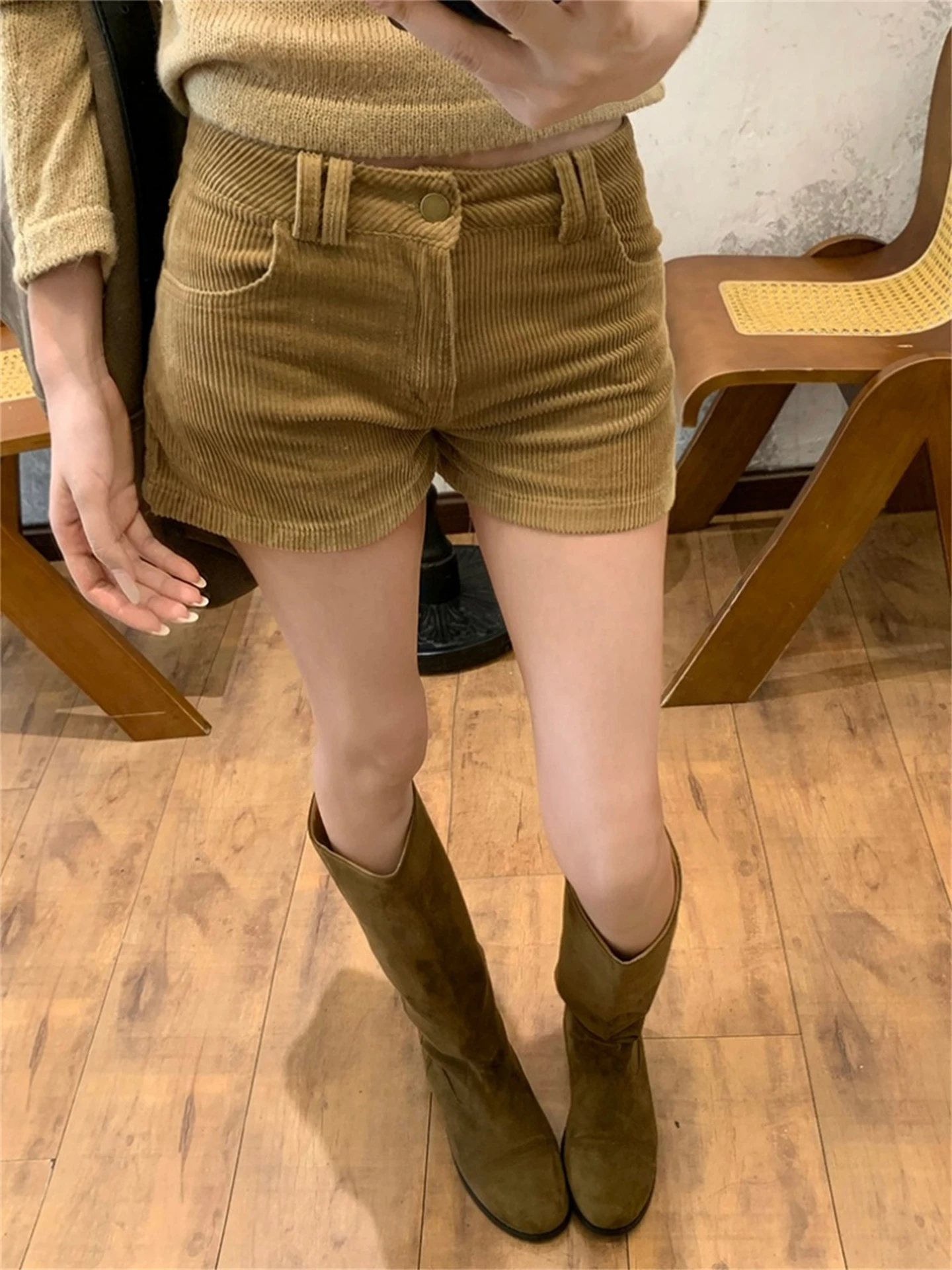 شورت نسائي كاجوال من القطيفة المضلعة باللون الكاكي الأمريكي بمقاسات كبيرة، بخصر منخفض وساق مستقيمة، تصميم A-Line ملفوف، شورت ...
