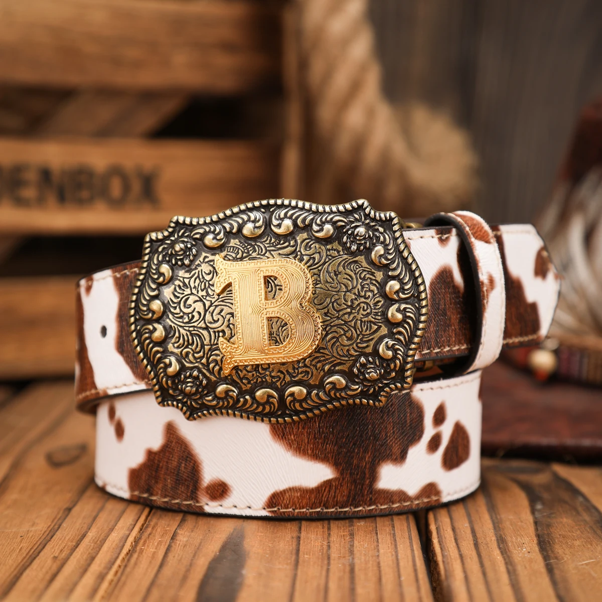 Ein Lässiger, Individueller und Retro-Gürtel, ein Kleidungs-Accessoire aus PU-Leder in Braun, mit Metallschnalle, Geeignet für Männer und Frauen – Detail 3