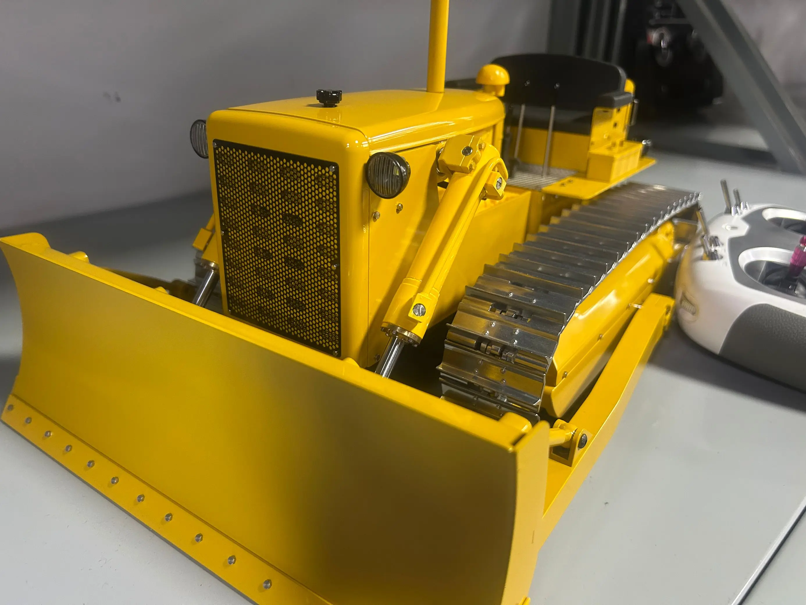 

Toy 1/14 D7 CNC RC Hydraulic Bulldozer Heavy Metal Dozer Light Sound Set RTR Remote Control Truck Vehicle Cars Machine Model