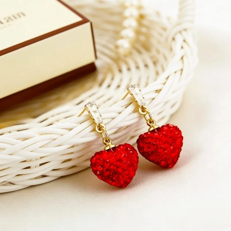 New Year's Fashion Red Heart Pendant Necklace, Suitable for Elegant Temperament of women Holiday Party Accessories and Gifts