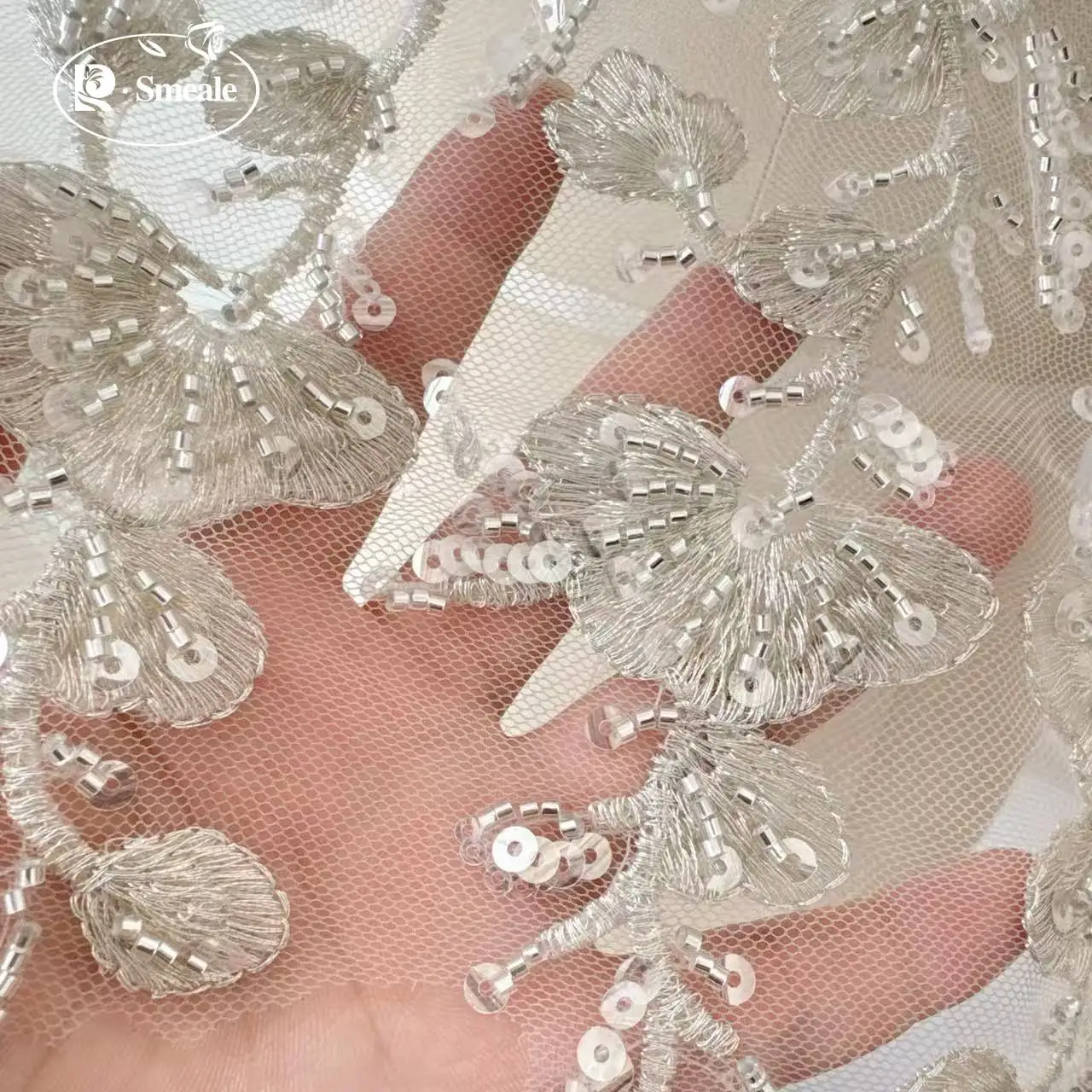 Silberfaden-Bestickter Spitzenkragen. Hochzeitskleid V-Ausschnitt Mittig Vorne auf der Brust Besticktes Dekor Perlenbesetzte Spitze Handgefertigt DIY – Detail 4