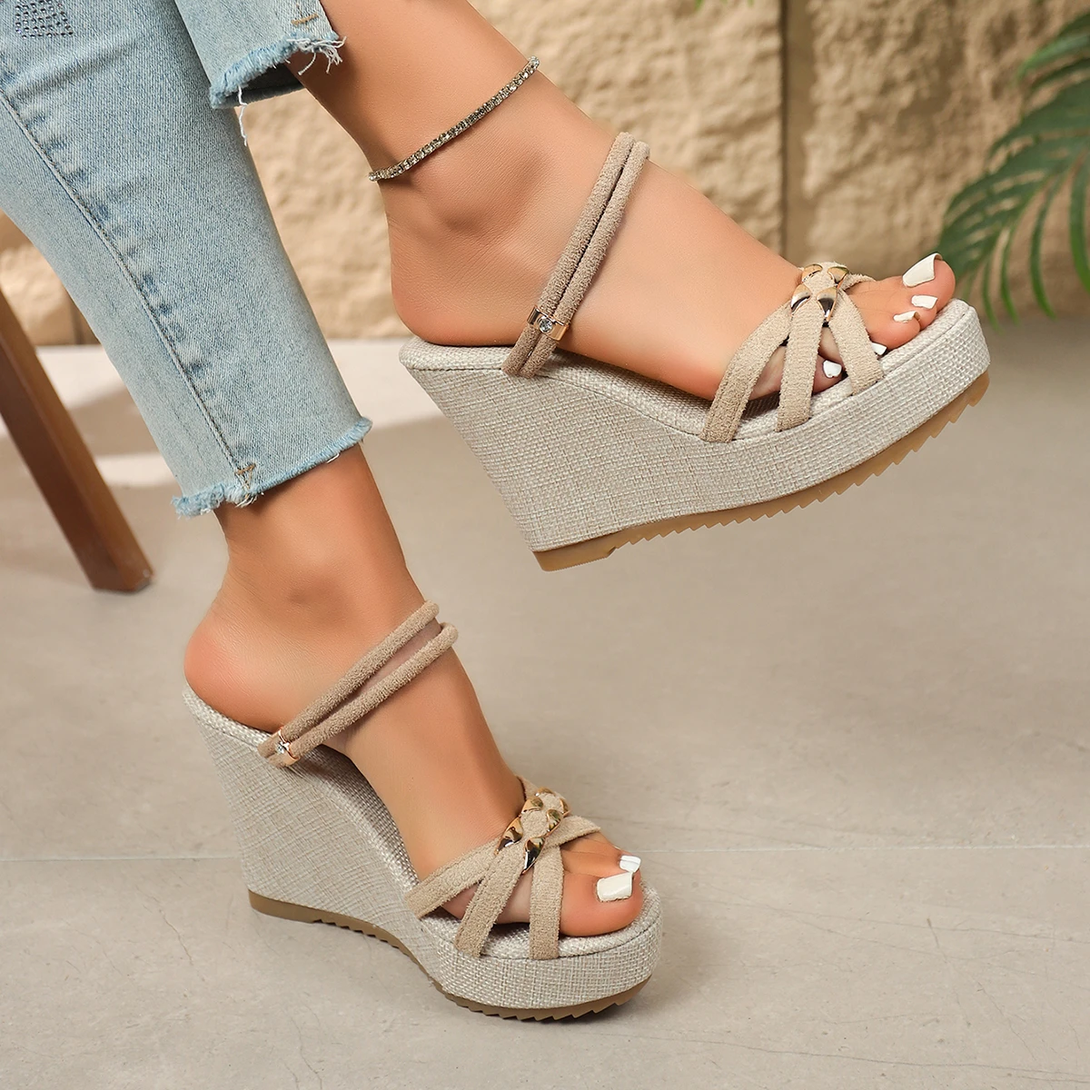 

Модные женские летние босоножки на толстой подошве из плетеной соломки, на высоком каблуке, с перекрестными ремешками, на резиновой подошве, большие размеры, новый стиль