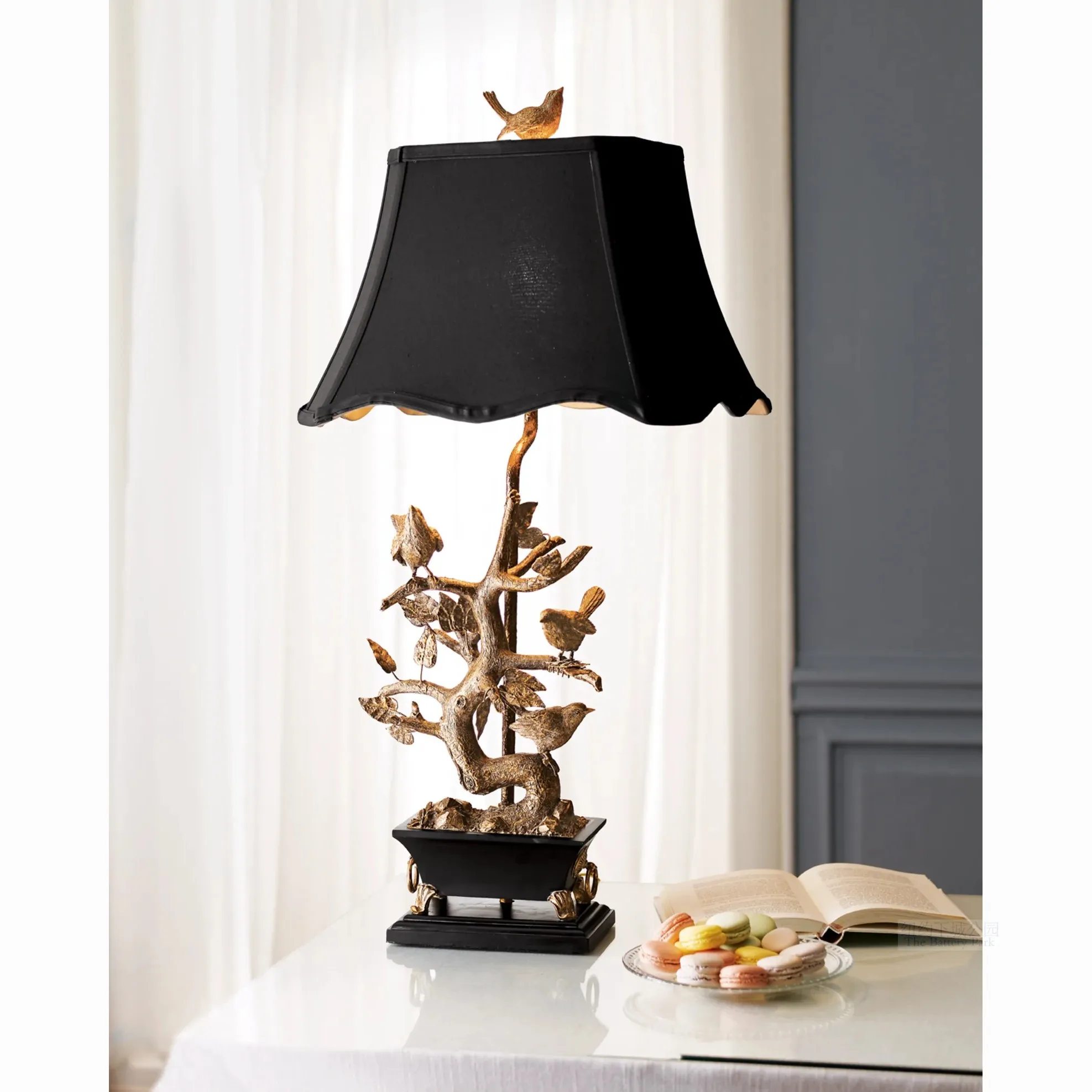 New York Downtown Park Imported Genuine Goldfinch Primula Resin Gilded Imitation Bonsai Decorative Table Lamp