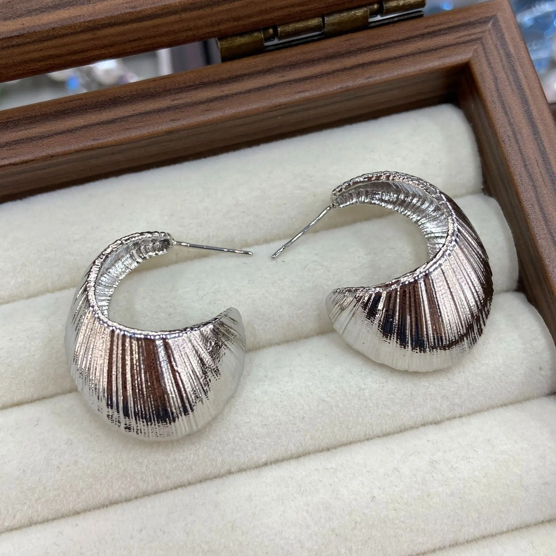 Retro Pleated Fan Crescent Hoop Earrings Gold Silver Tone  Textured Wide C Huggie Earrings Minimalist Trendy Women Accessories