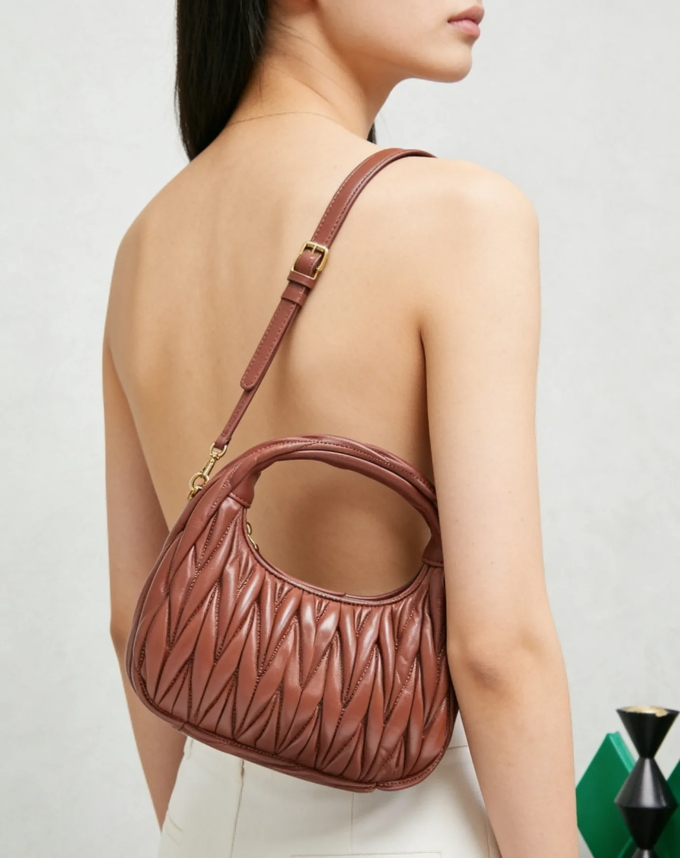 

Романтичная терракотовая сумка-хобо для женщин с изогнутой формой и регулируемым ремнем, из мягкой кожи, идеально подходит для отпуска.