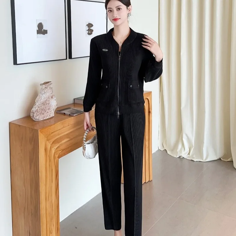 ชุดกางเกงพลีท Miyake คอลเลคชั่นฤดูใบไม้ร่วง แฟชั่นใหม่ เสื้อคาร์ดิแกนพลีทคอปกผู้หญิง ซิปด้านหน้า กางเกงขายาวทรงตรงขาเล็ก ชุดสองชิ้น