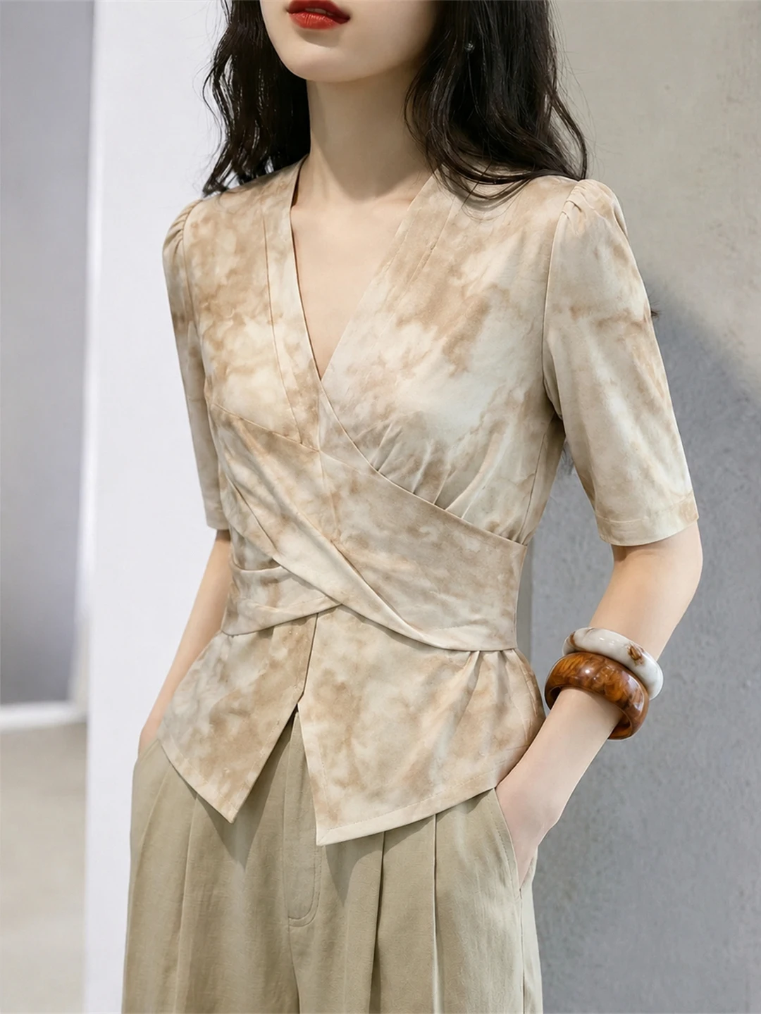 

Elegant V-Neck Short Sleeve Gradient Cross Waist Slimming Commute Design Women's Top Korean Style Fitted Silk Shirt Summer 2026