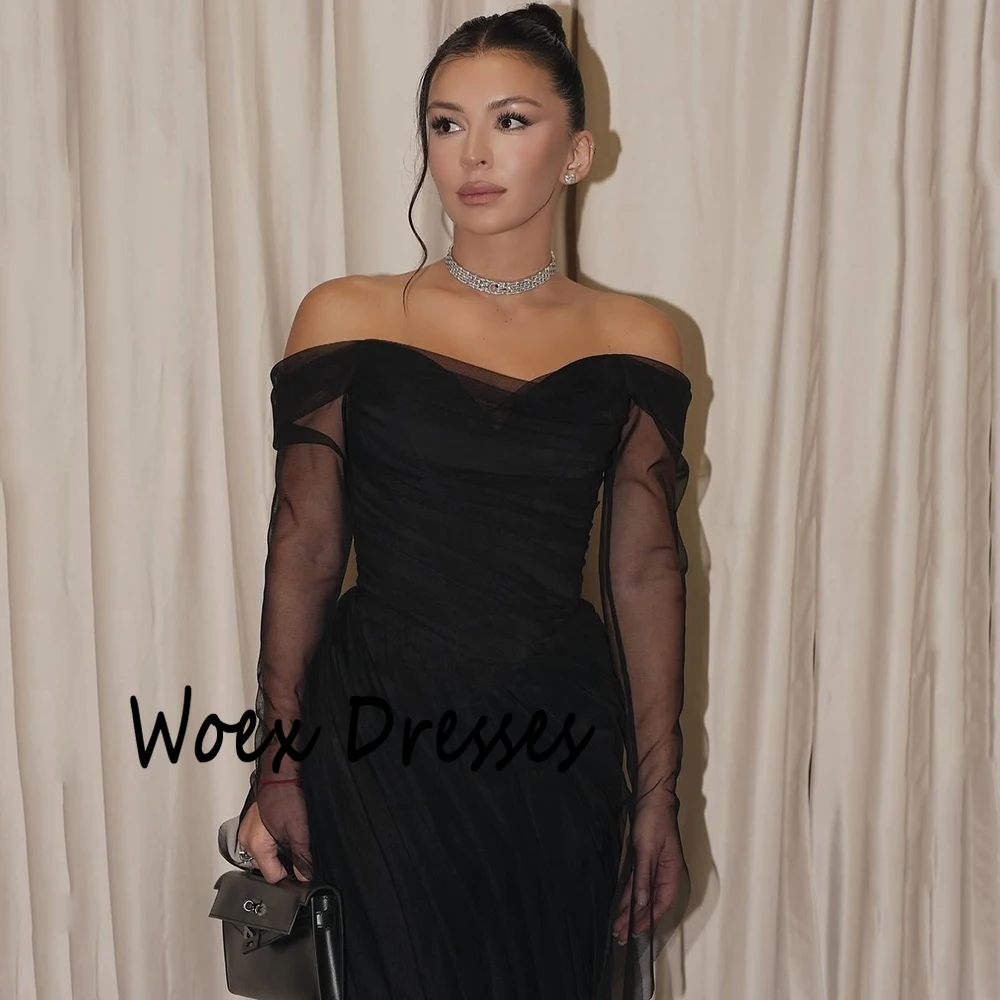 Sukienka wieczorowa z czarnego tiulu z dekoltem w łódkę, z iluzorycznymi, długimi rękawami, trenem zamiatającym, odkrytymi plecami, do ziemi, idealna na studniówkę.