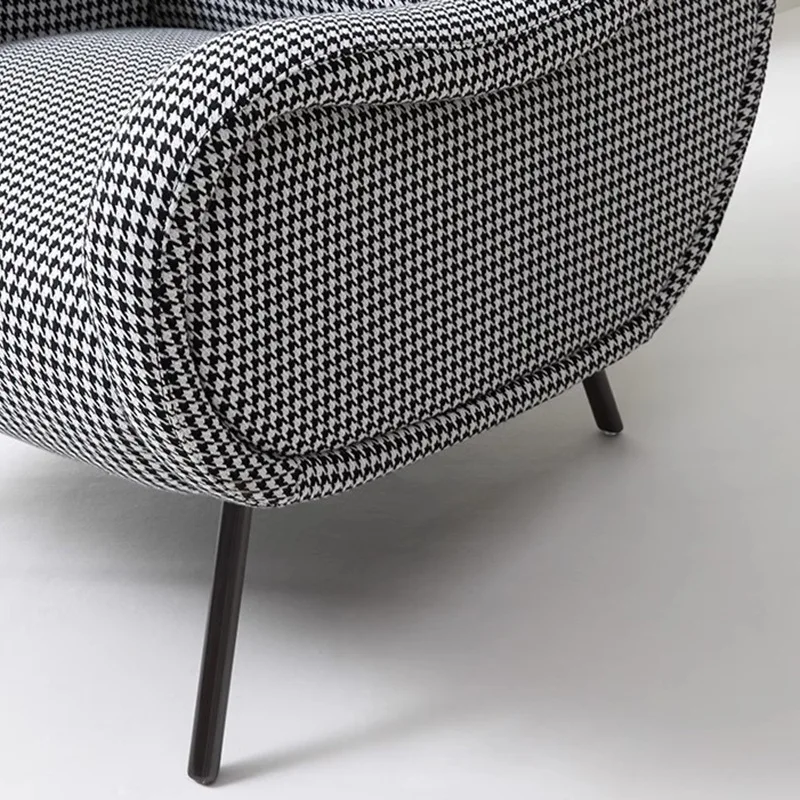 Il divano singolo è semplice e moderno