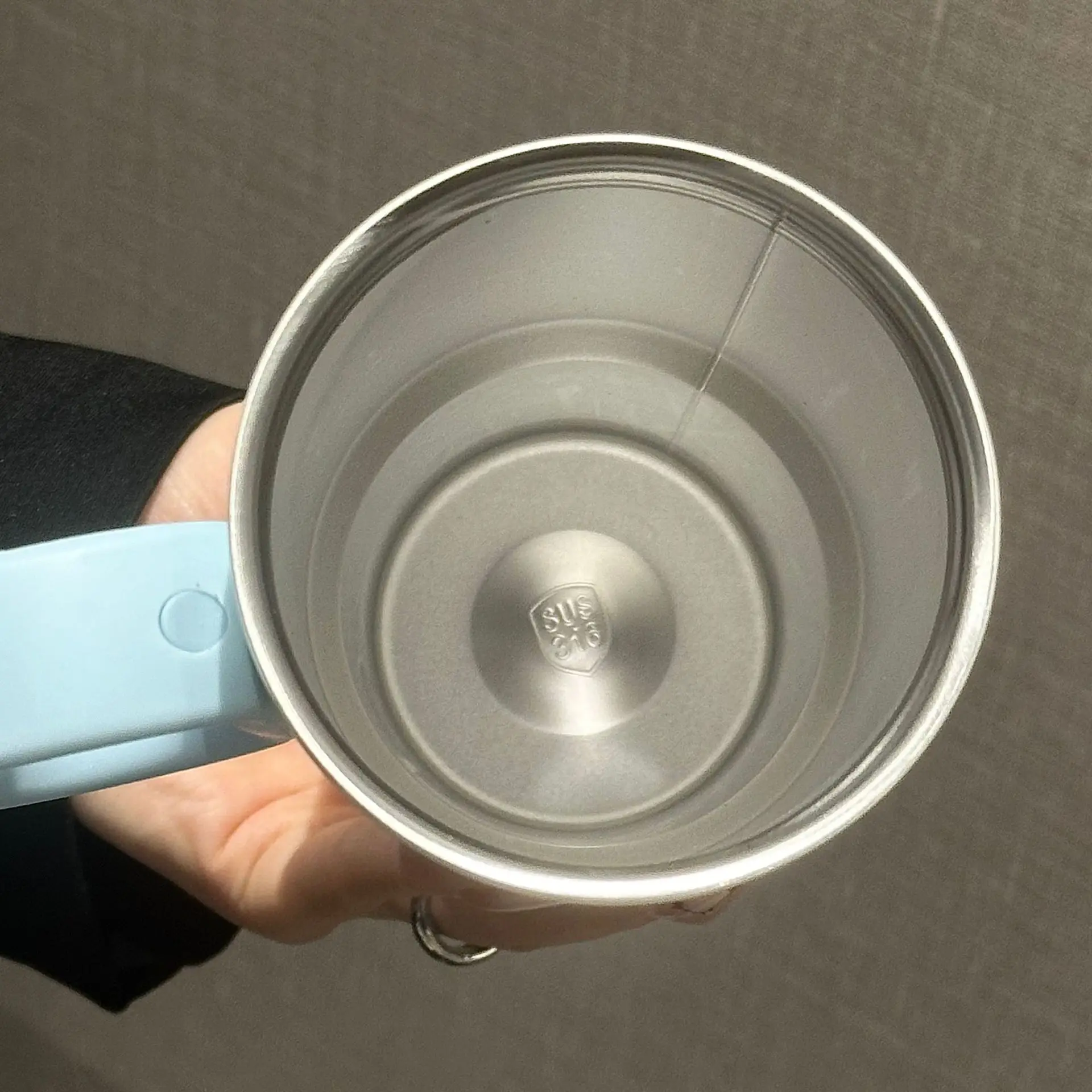 Copo elegante com filtro de chá, copo térmico de aço inoxidável de grande capacidade com canudo e alça, caneca de viagem à prova de vazamento para deslocamento