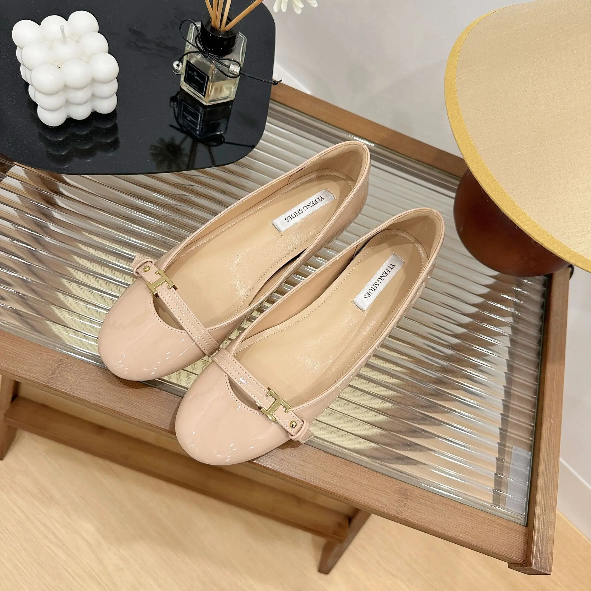 

Туфли на скрытом каблуке 5 см. Офисные женские туфли на плоской подошве с золотой Т-образной пряжкой и ремешками — лакированная кожа на низком каблуке с круглым носком — бежевый телесный черный