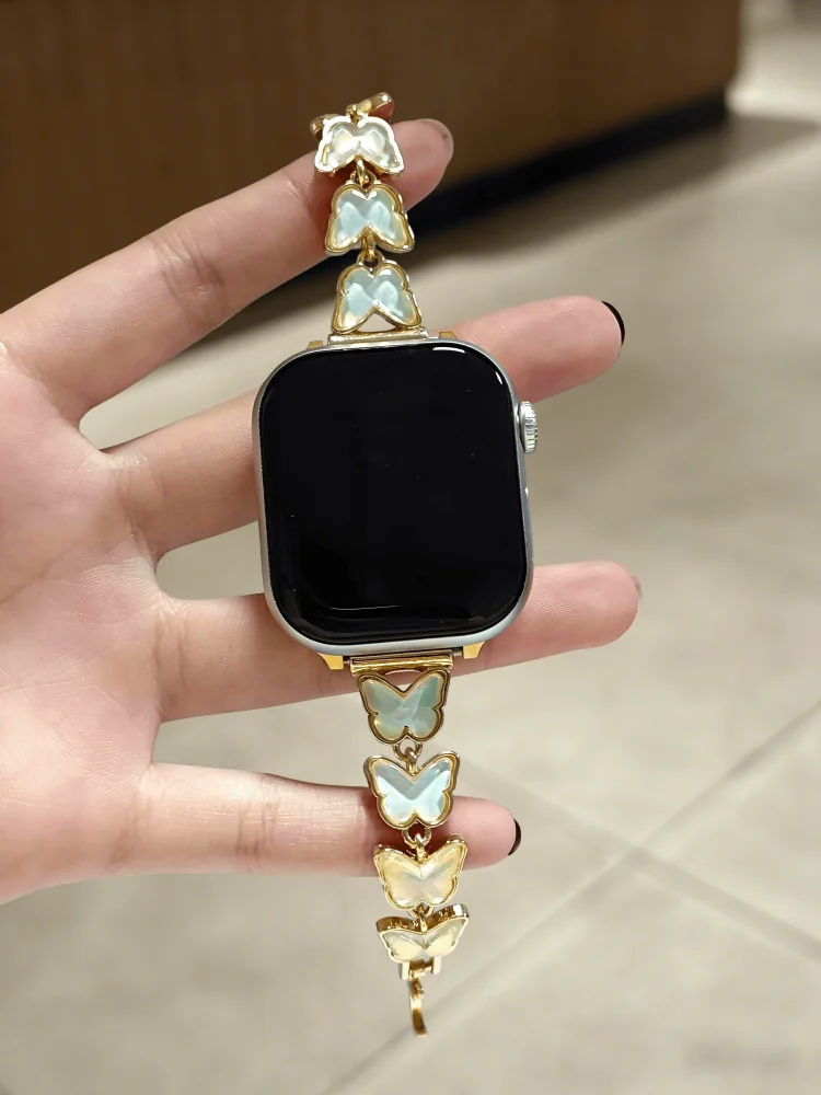

Это изящный и модный ремешок для часов, совместимый с ремешками iWatch размерами 38 мм, 40 мм, 41 мм, 42 мм, 44 мм, 45 мм и 49 мм.