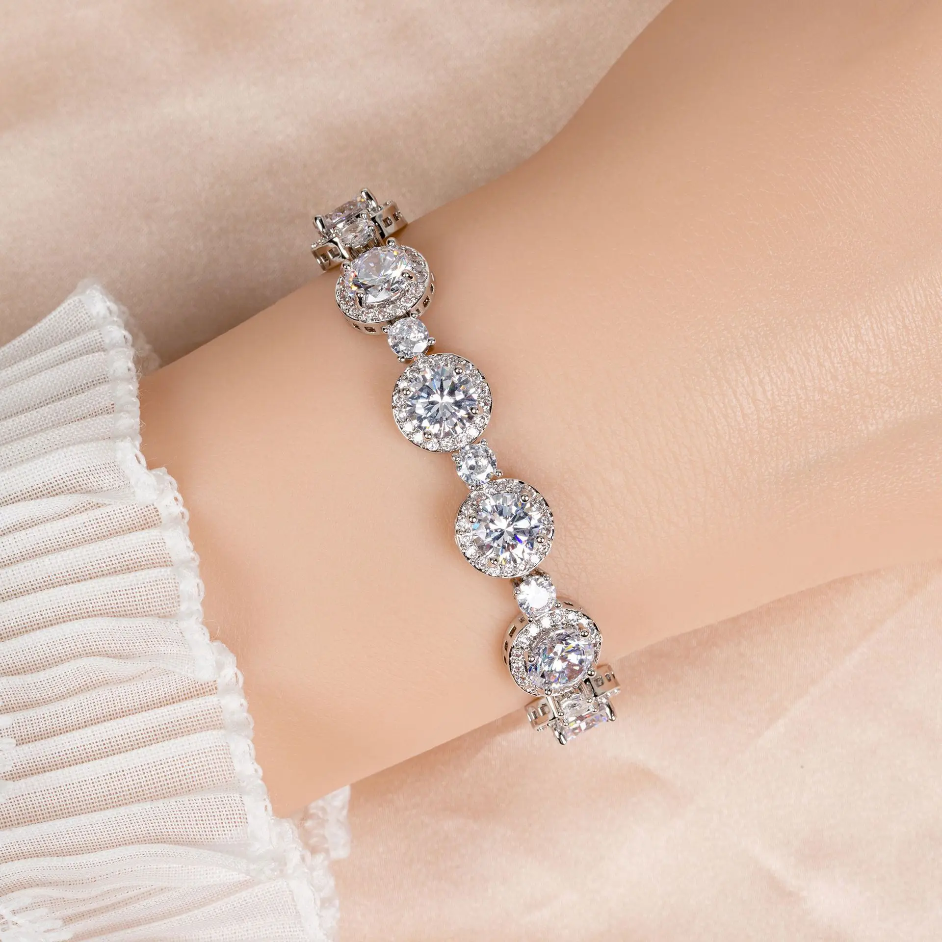 

Personality & Temperament, Sparkling Geometric High-End Bracelet for Women, Sweet, Fashionable, Exquisite & Good-Looking Jewelry