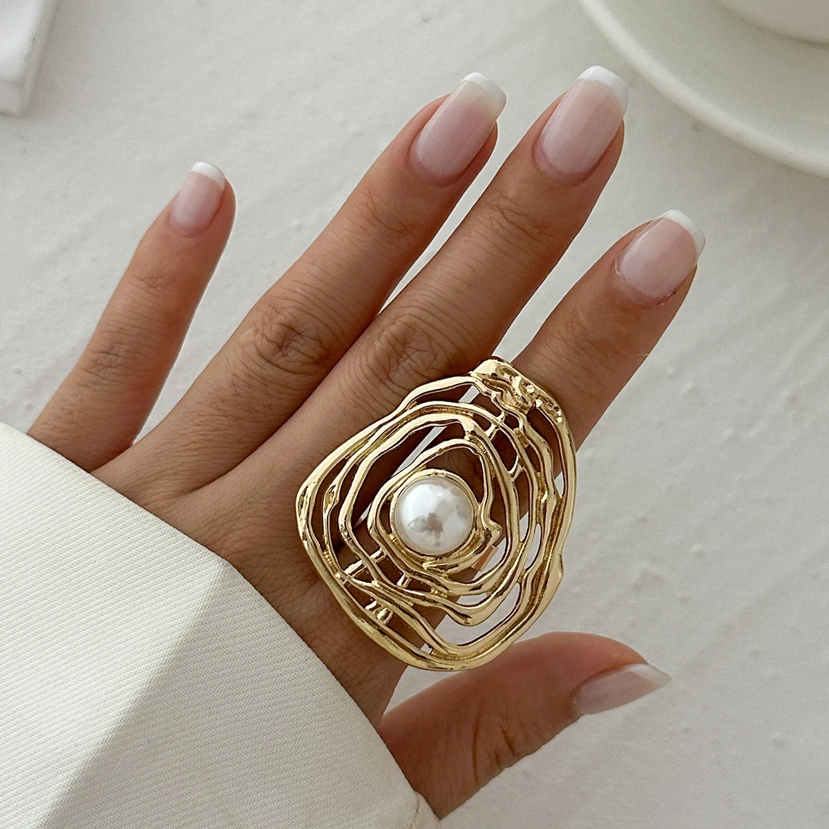 Ingemark Creative Hollow Wrapped Inlaid Imitation Pearls Rings Women Fashion Statement Vintage Geometric Couple Ring Wed Jewelry