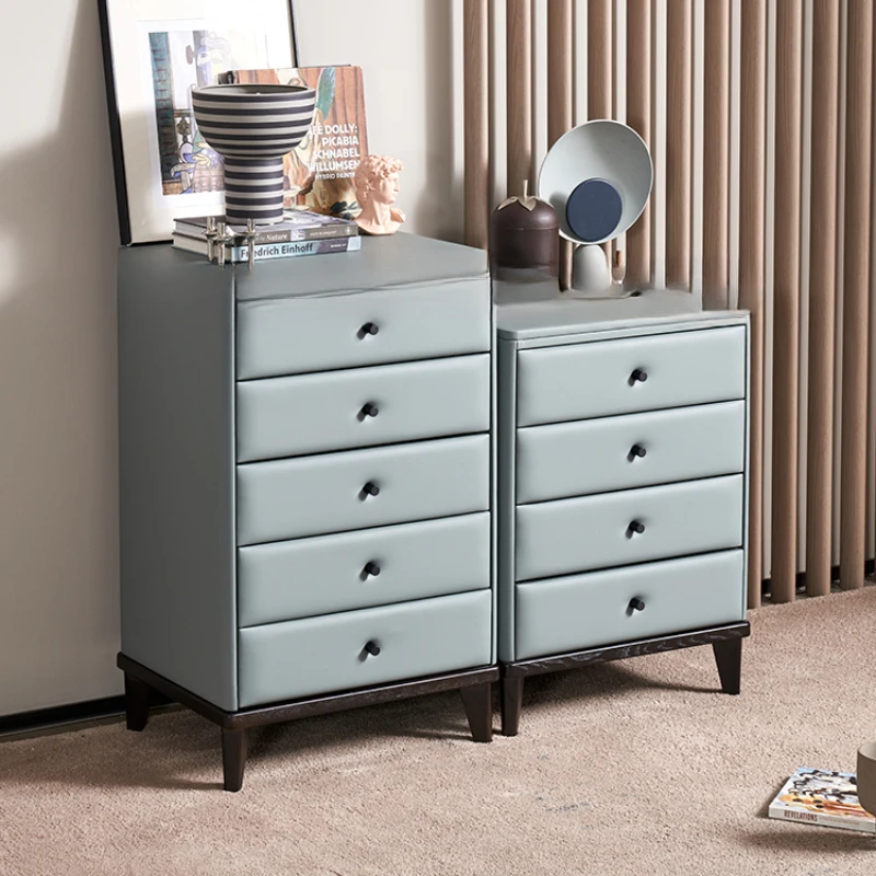 The chest of drawers is minimalist, with five chests of drawers and four chests of drawers