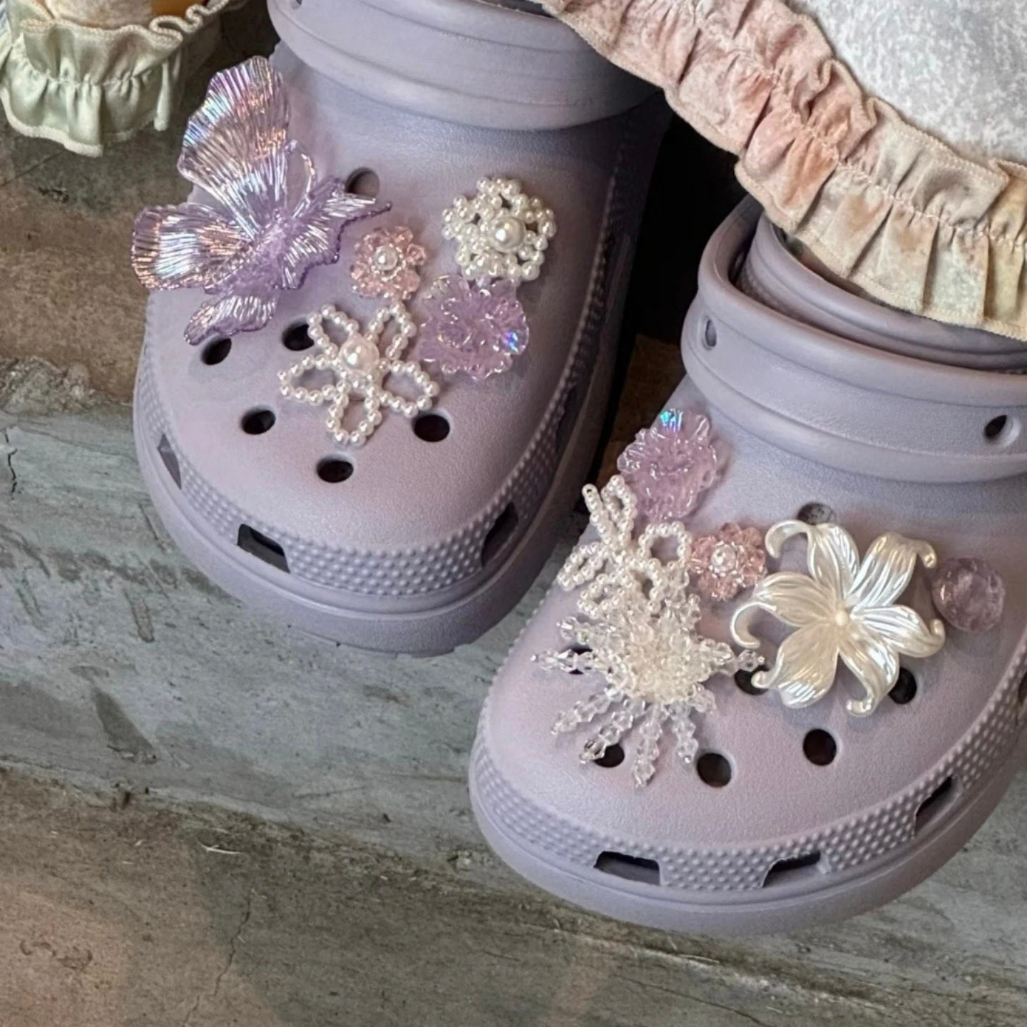 

Декоративная пряжка для обуви в стиле Харадзюку с объемными цветами, бабочками и жемчугом. Красочные романтические украшения-аксессуары в виде бабочек.