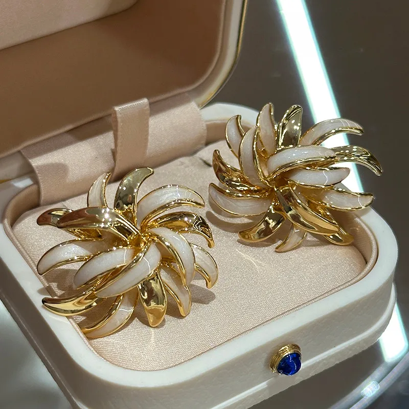 

Fashion Temperament Metal Chrysanthemum Exquisite Earrings