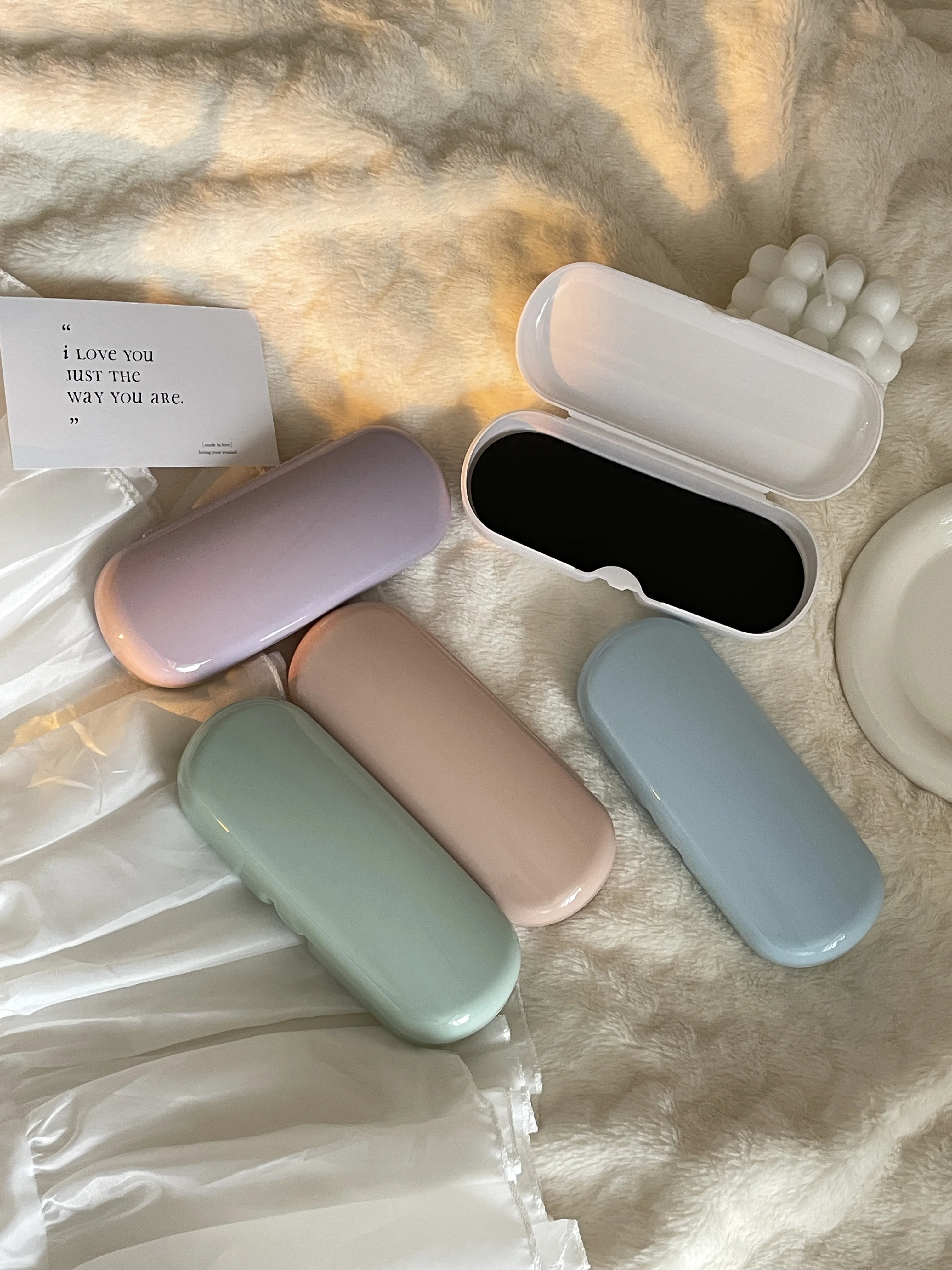 Ins-style cream-colored simple frame glasses case portable fresh and light glasses case suitable for general flat-light frame gl