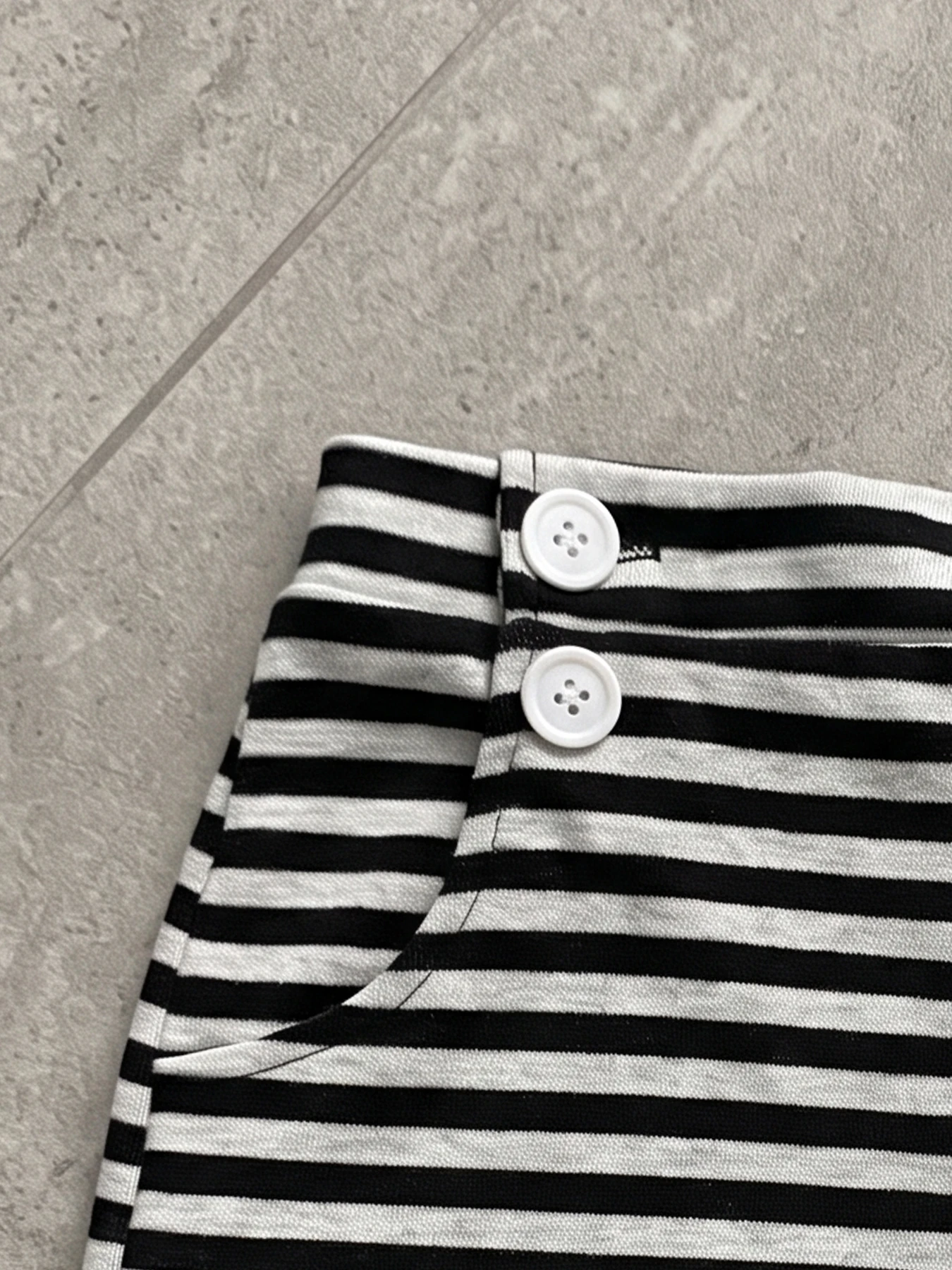 Sommerliche Basic-Shorts für Damen mit hoher Taille, Harajuku-Stil, einfarbig schwarz, grau gestreift, mit zwei Knöpfen an der Vordertasche, elastischem Bund, lässige Hose. – Detail 10