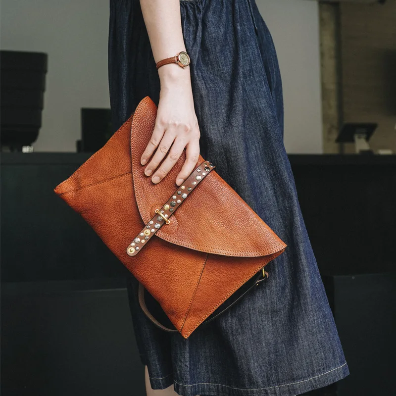 New Luxury Handheld Envelope Bag Handmade Retro Head Layer Cowhide Texture Rivet Small Design Women\'s One Shoulder Crossbody Bag