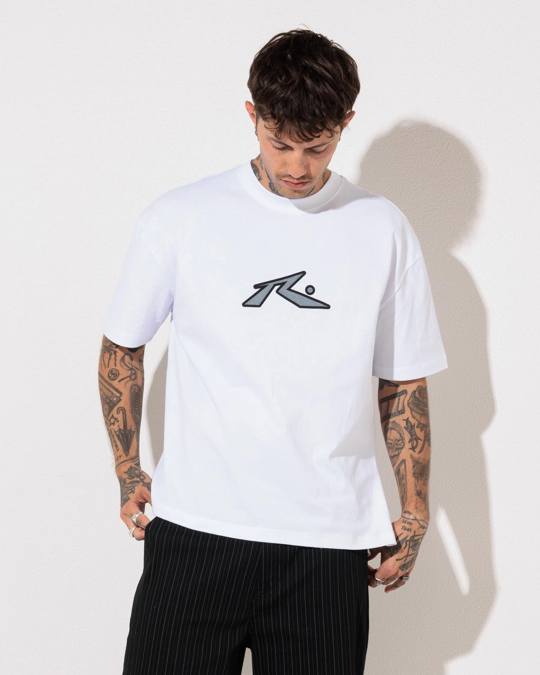 Streetwear Brand Logos - T-Shirt Bianca Moderna con Logo Astratto,