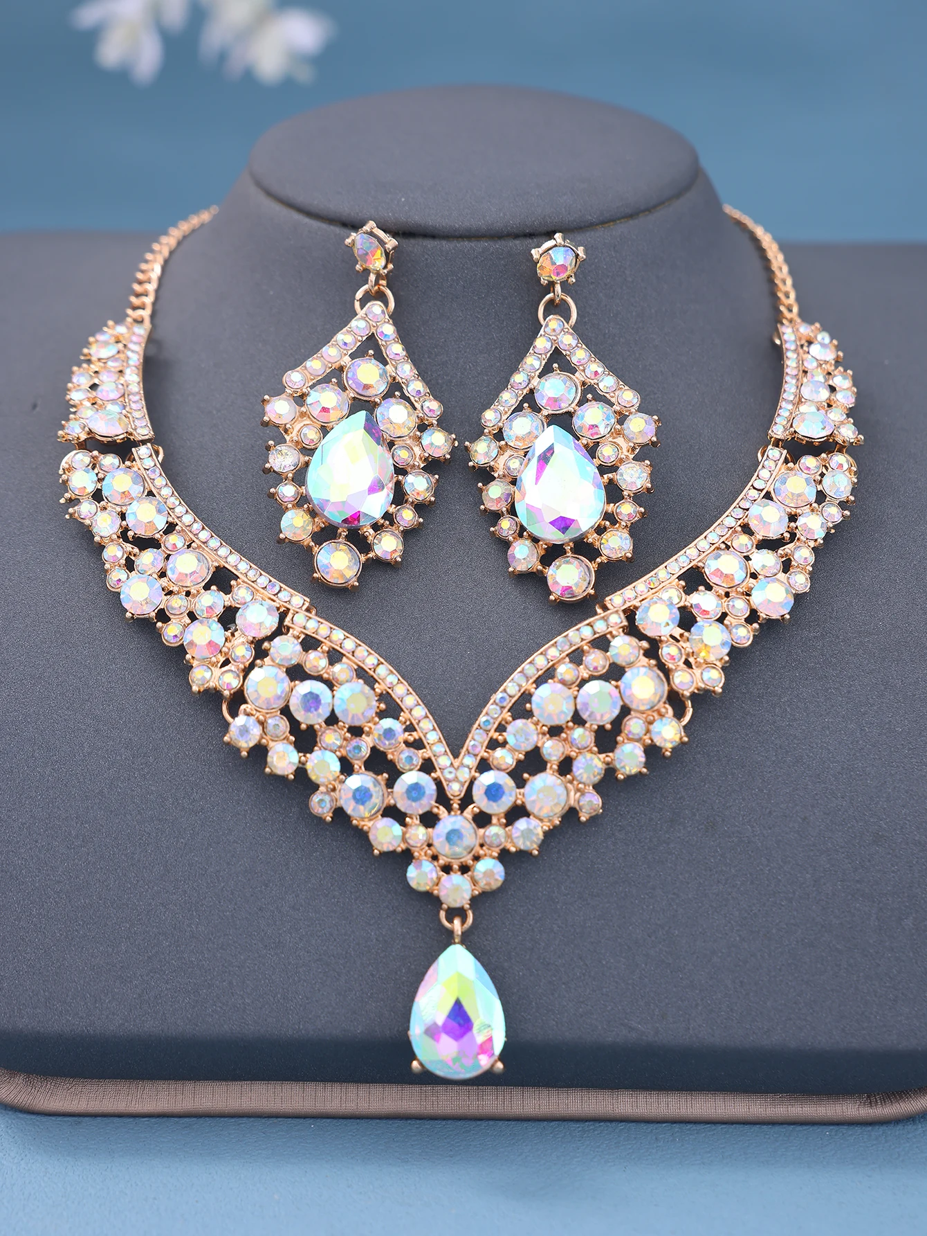 Ensemble de bijoux de mariée: collier et boucles d'oreilles en feuilles élégantes haut de gamme disponibles en violet bleu vert rouge et blanc adapté aux robes de mariage