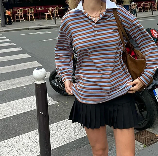 

Subtle Retro Contrasting Striped Polo Shirt for Women 2026 Spring Versatile Loose Fitting Pullover Top for Casual Wear