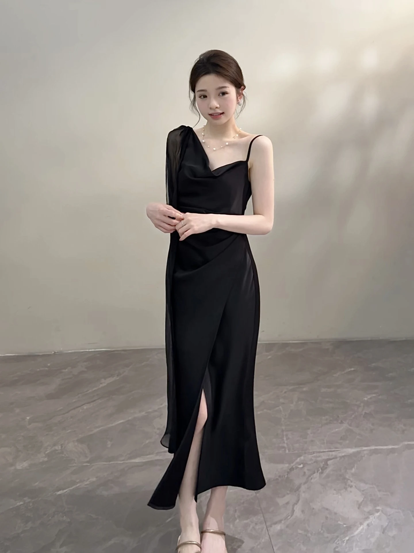 Vestido Assimétrico Elegante Preto Tomara que Caia com Cintura Marcada e Efeito Emagrecedor Estilo Francês em Poliéster com S...