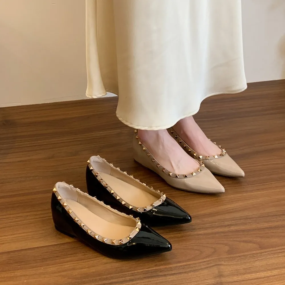 

Женские туфли-балетки с острым носком, мягкие, с заклепками, модель 2026 года, новая модная коллекция