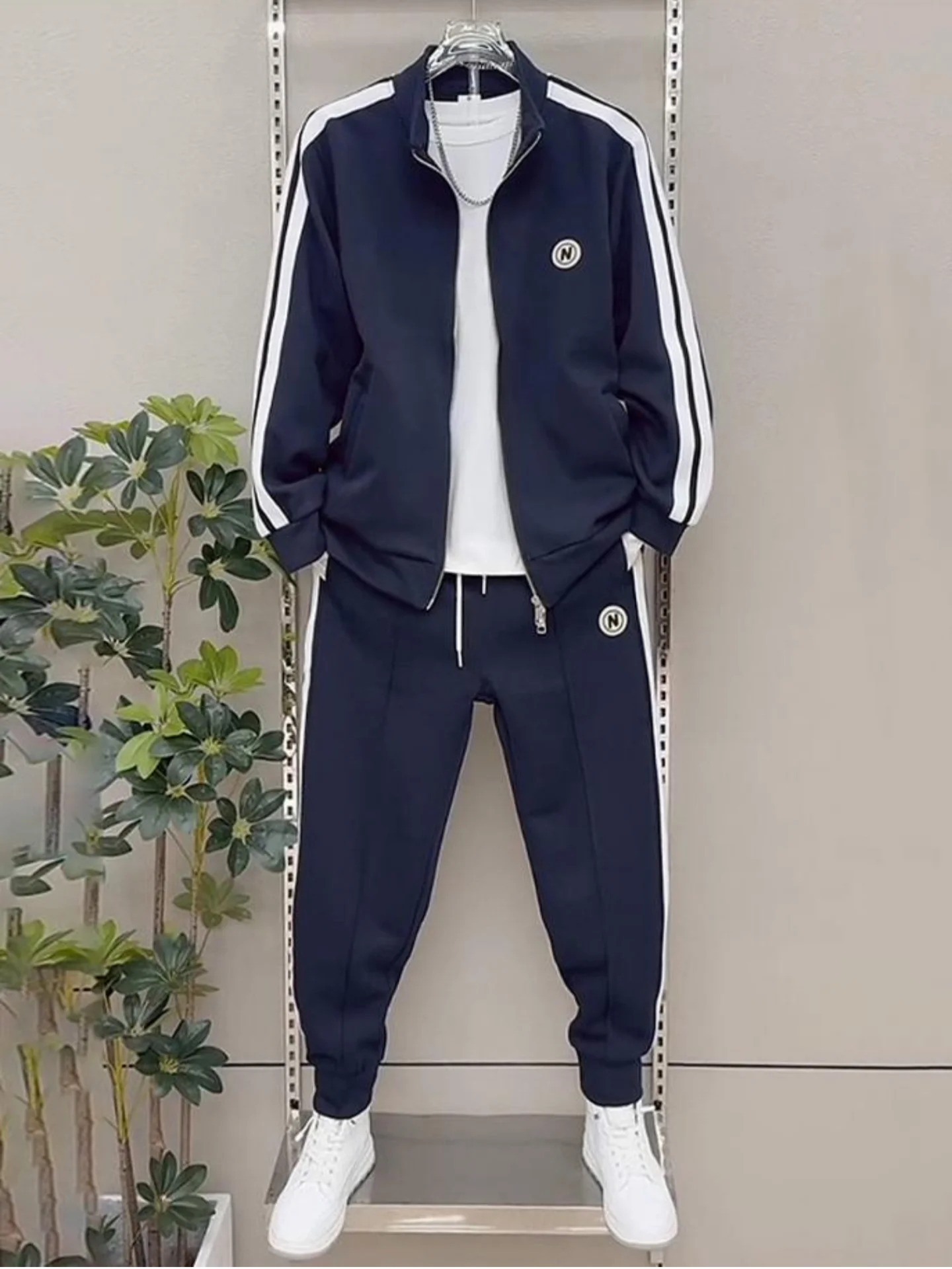 

Мужской спортивный костюм в американском стиле: куртка с воротником-стойкой и брюки, осенняя коллекция, комфортный и стильный комплект из двух предметов