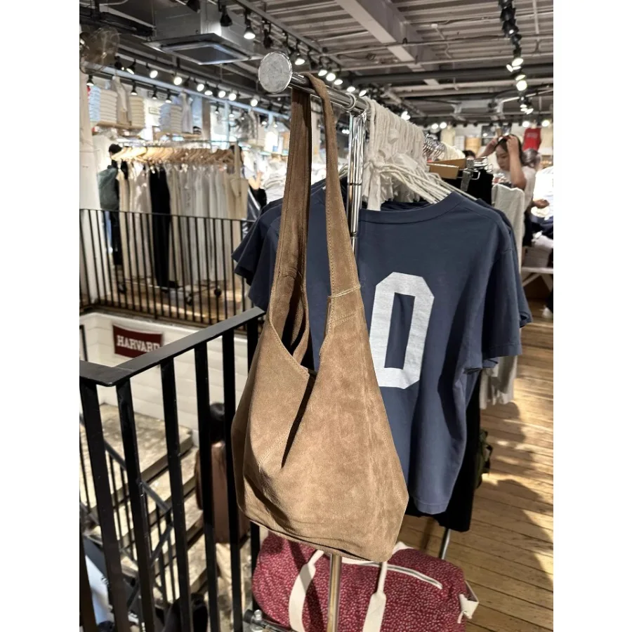 【Nowość】Vintage'owa torba typu hobo ze skóry zamszowej, duża, codzienna torba na ramię w kolorze camel brown, minimalistyczny styl do noszenia na co dzień i na zakupy. — zdjęcie 7