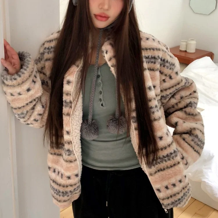 

Шикарное осенне-зимнее бархатное фланелевое пальто с вышивкой ягненка в Корейском стиле, теплое хлопковое пальто с персонализированной вышивкой