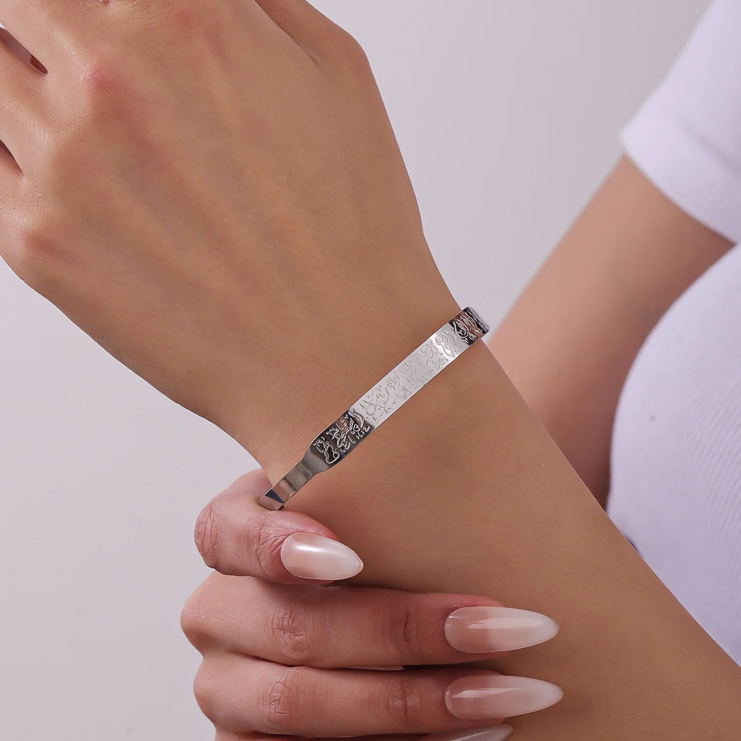

Personalized Unisex Bracelets, Engraved Bracelets, Suitable for Saving and Versatile Gifts for Her