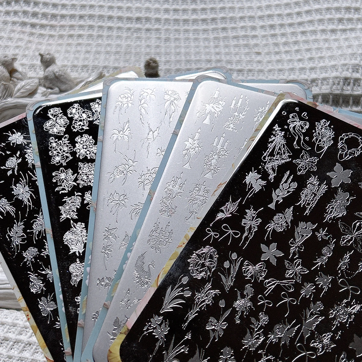 แผ่นปั๊มลายเล็บ แผ่นเหล็กปั๊มลายเล็บ สำหรับมือใหม่ ไม่ต้องทาสี ลายตกแต่งเล็บ ลายดอกไม้ ดอกลิลลี่ ดอกเบญจมาศ ดอกซากุระ ดอกพีช ดอกกุหลาบ แม่พิมพ์เจลทาเล็บแบบใส แผ่นปั๊มลายเล็บซิลิโคน  อุปกรณ์ทำเล็บ