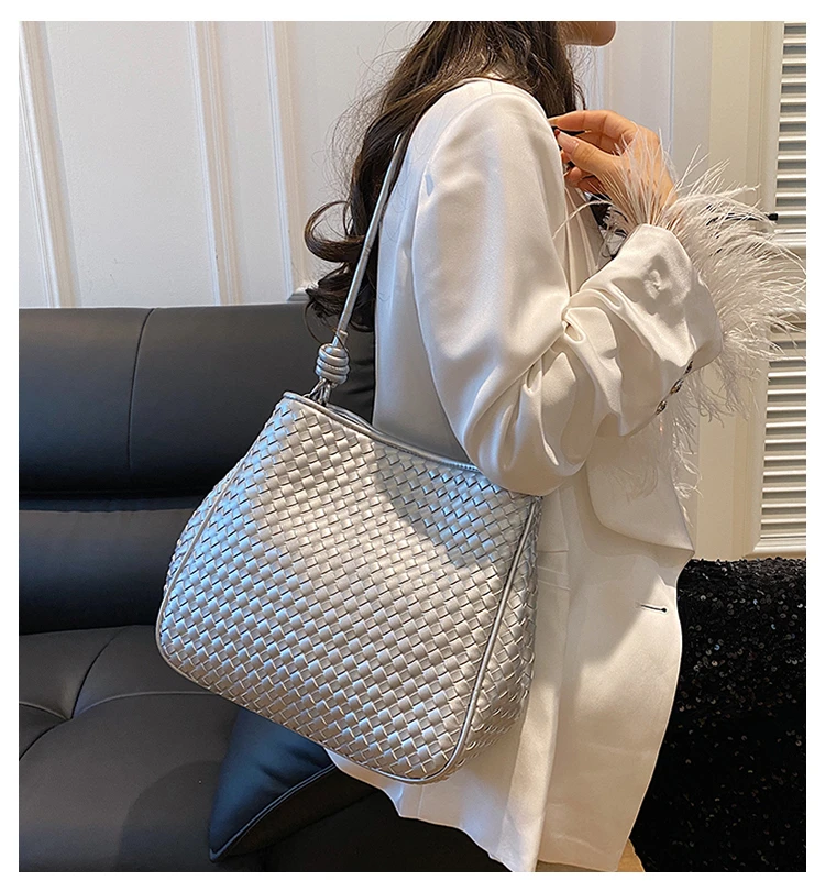 

2024New large capacity single shoulder crossbody bag women's car sewing line diamond lattice splicing senior everything