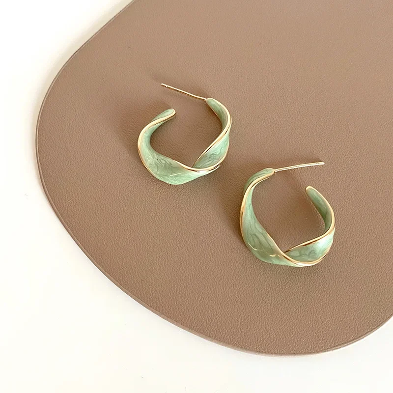 Silver needle twisted dripping oil C-shaped earrings retro simple design sense fashion earrings cold wind earrings women