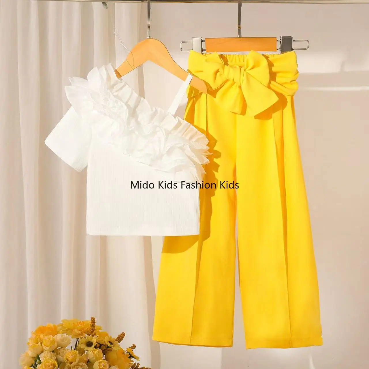 

Летний комплект для девочек 2026: белый топ на одно плечо и желтые широкие брюки, 2 предмета, для 4-7 лет