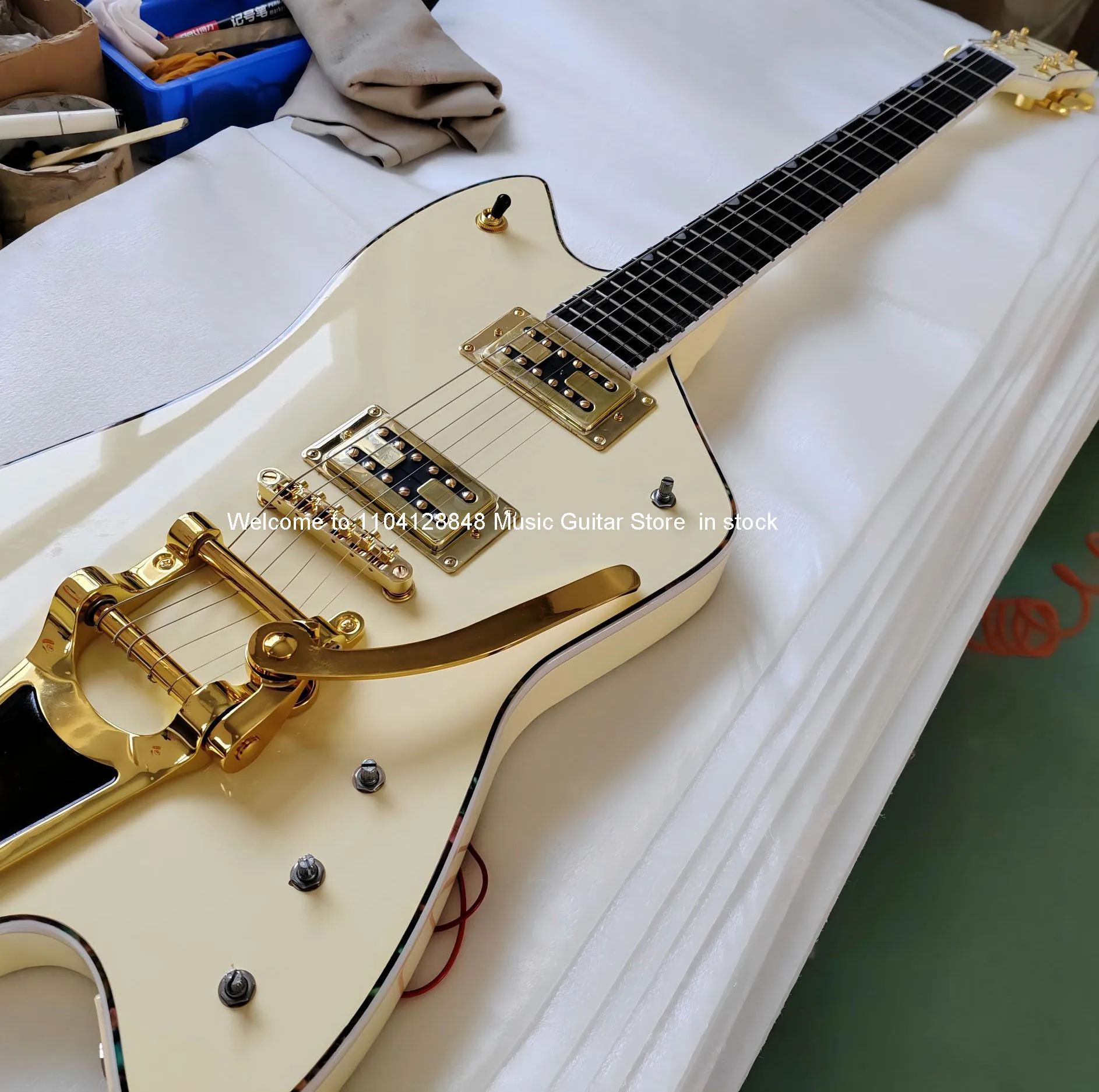 hot 6199TW Billy Bo Jupiter Fire electric guitar with rosewood fingerboard, milk yellow, gold hardware, 6 strings