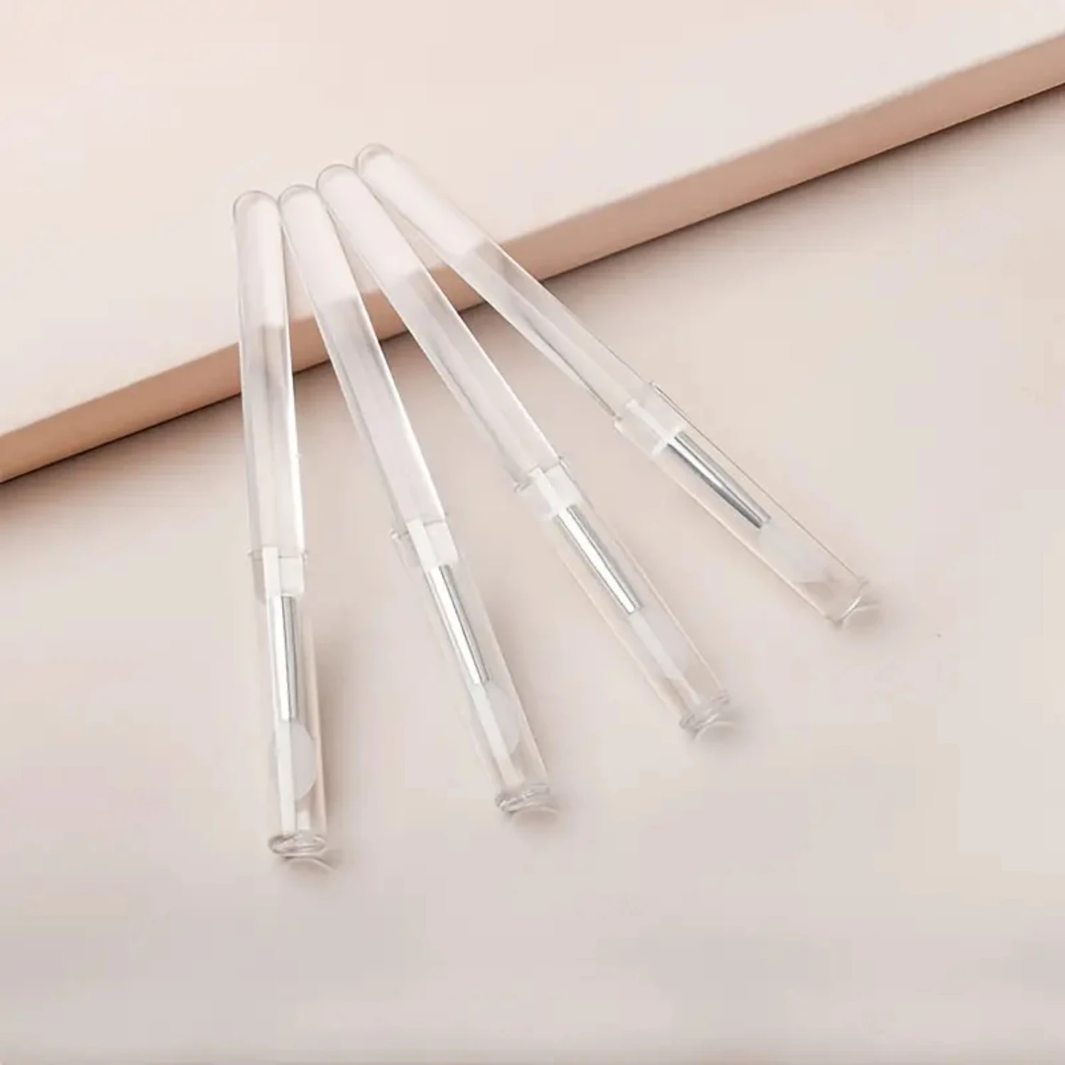 

Silky Smooth 4pcs Silicone Lip Brush Set for Flawless Makeup Application - Ideal for Lipstick, Lip Glaze, Lip Mask, and Eye Shad