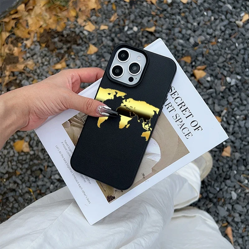 Coque Souple Mate avec Carte du Monde Dorée pour iPhone 17 16 15 14 13 12 11 Pro Max – Motif Géographique Voyageur et Amoureux du Voyage