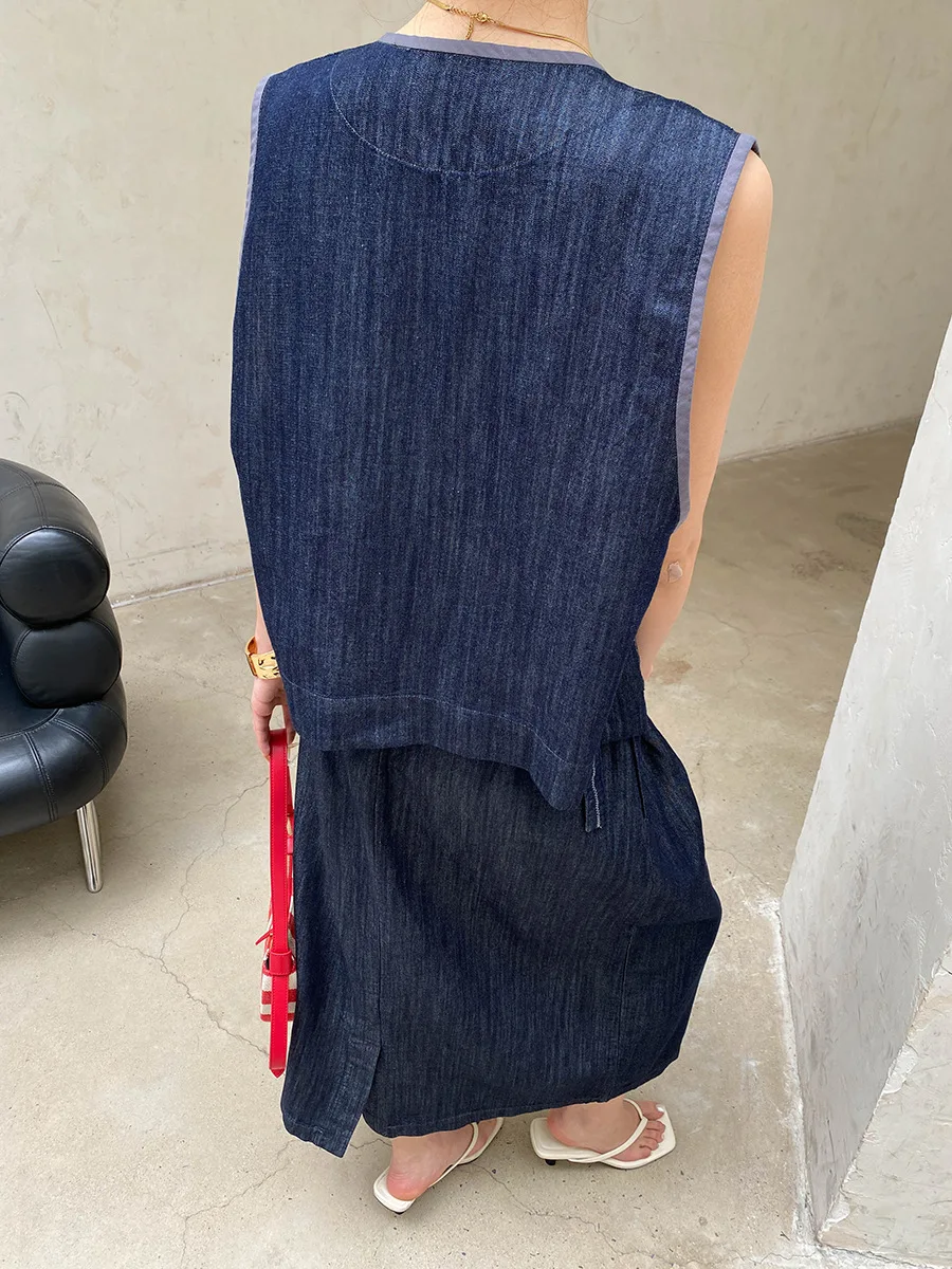 Sommerliches Damen-Set aus einfarbiger, lässiger Retro-Jeansweste mit Rundhalsausschnitt und halb-elastischem, hochtailliertem Rock. – Detail 7